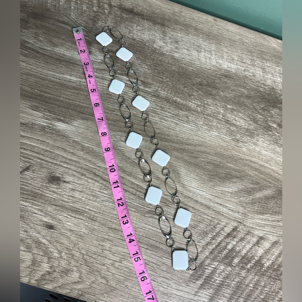 White bead and metal necklace. - Picture 2 of 3
